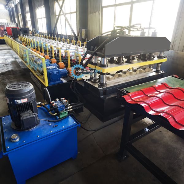 Rusia Diseño popular de techo de acero galvanizado Tejilla de fabricación de rollo máquina de moldeado