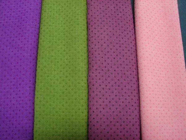 Hot yoga towel with silicon dots