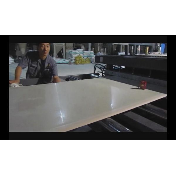 Une ligne d'extrusion de planches en PVC à 400 kg/h. 20 ans de fabrication professionnelle.