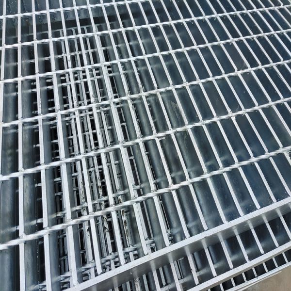 Hot Dip Galvanized Heavy Duty Steel Grid Footpath Step Plate