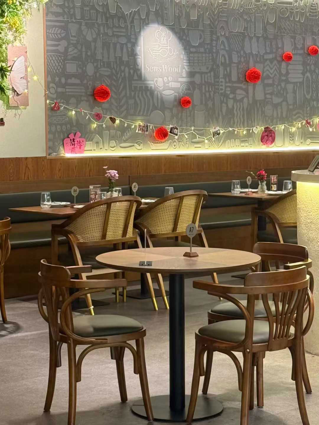 Solid Wood Modern Design Dessert Shop Table and Chair Set Customizable for Cafe and Restaurant