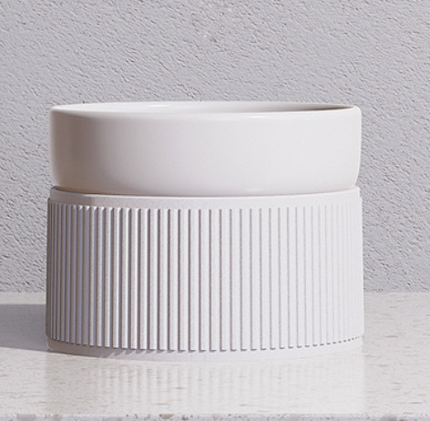 Опрокинутая повышенная станция любимца блюда шара кошачьей еды питаясь с ABS стойки