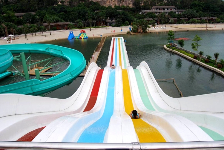 Multi-Lane Rainbow Water Slide with Fiberglass Flume and Hot-Dip Galvanized Steel for High Throughput