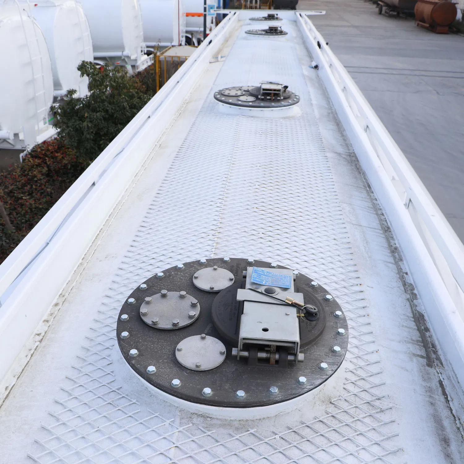 Sold In 2, 3, And 4-Axle Tank Semi-Trailers With A Capacity Of 45,000 To 50,000 Liters (42 Cubic Meters) With 4 Individual Tanks In Aluminum And Stainless Steel.