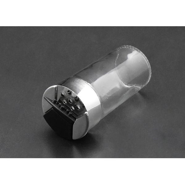 Высокое белое стеклянное пустое стекло раздражает округлую форму шейкеров соли и перца