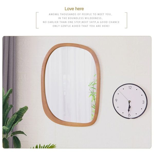 Антикварный декор бани на стене с деревянным зеркалом в стиле Морден