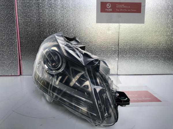 Gray Base Right Headlamp Front Xenon Headlight Replacement 2048203639 For Benz C-Class