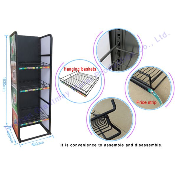 Выставочная витрина корзины конфеты картофельных чипсов розничного магазина