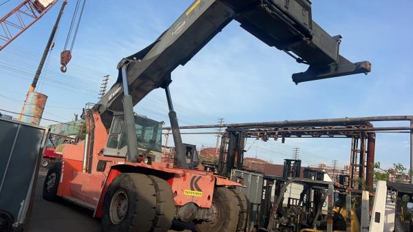 Engins de chantier lourds efficaces DRT 450 Reach Stacker d'occasion pour KALMAR