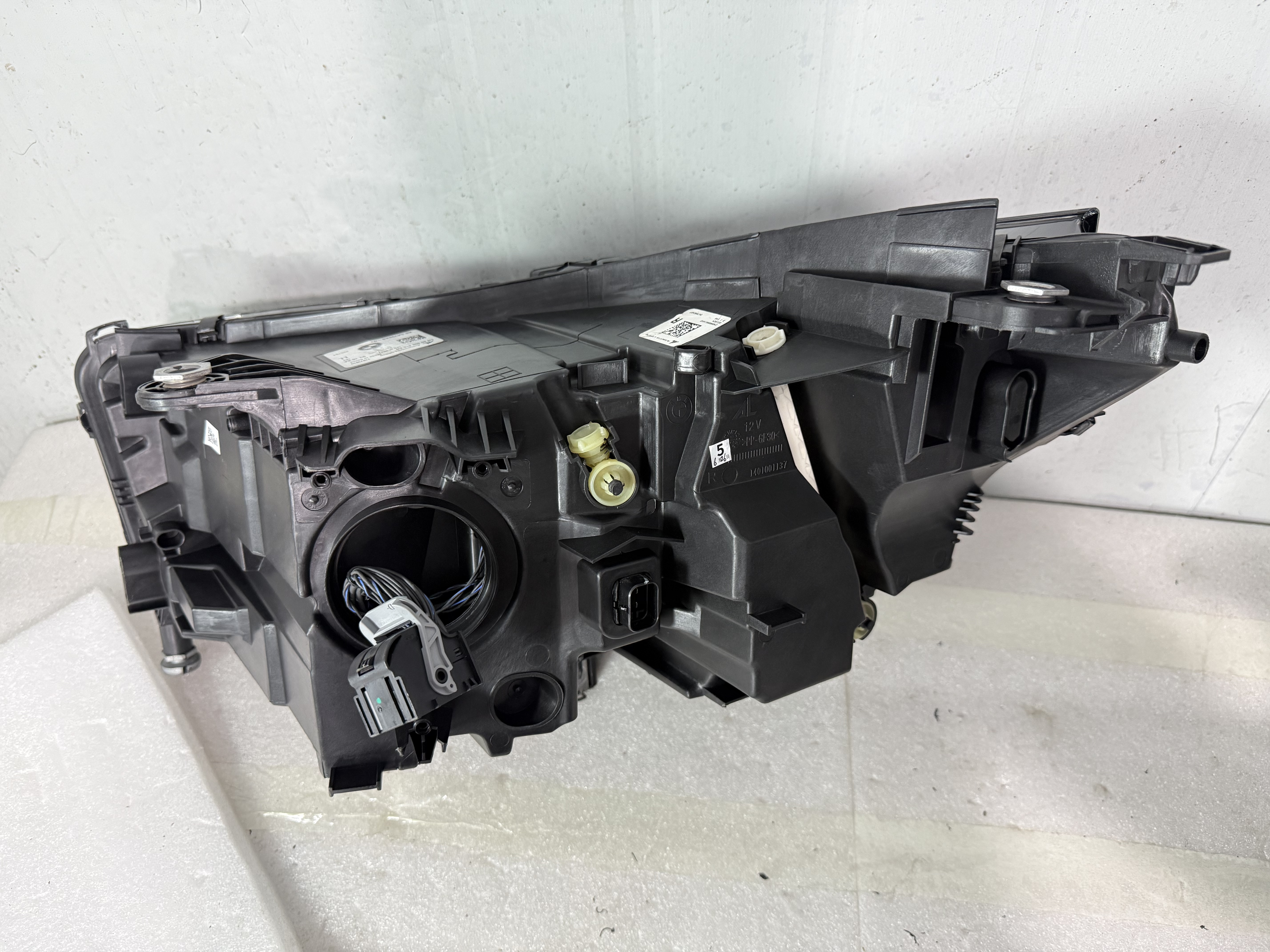 2023- 2025  5 Series G68 right headlight part number: 63115 A87928
