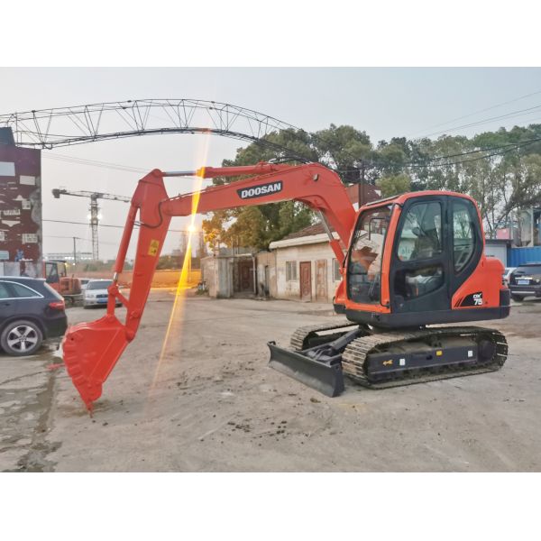Excavateur DOOSAN DX75 Économie d'énergie et abordable pour les besoins de concassage manuel utilisé