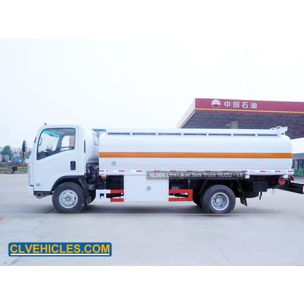 ELF 190hp ISUZU Fuel Tanker Truck Light Duty 8000 Liters With Radial Tires