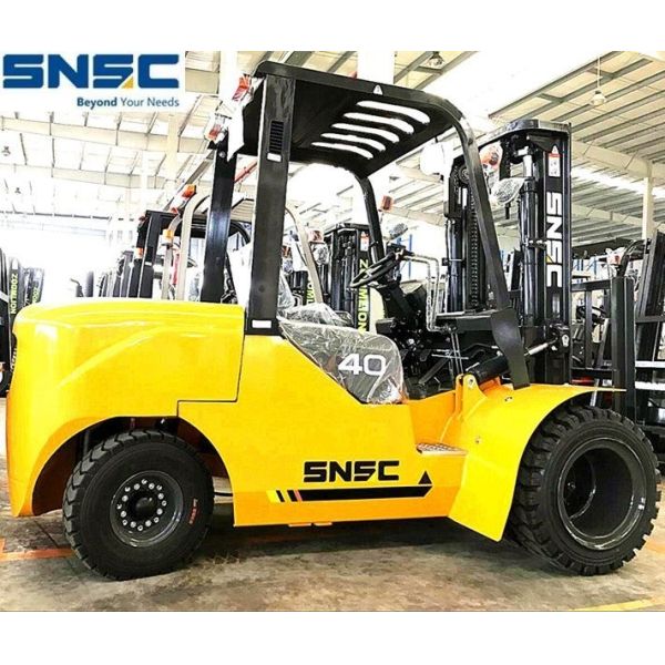 4ton Isuzu Engine Front Double Tyre Z3000mm Diesel Engie Forklift for Smooth Operation