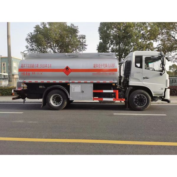 Camion lourd national chinois HOWO 4X4 à quatre roues motrices 290HP 10CBM Camion réservoir d'huile