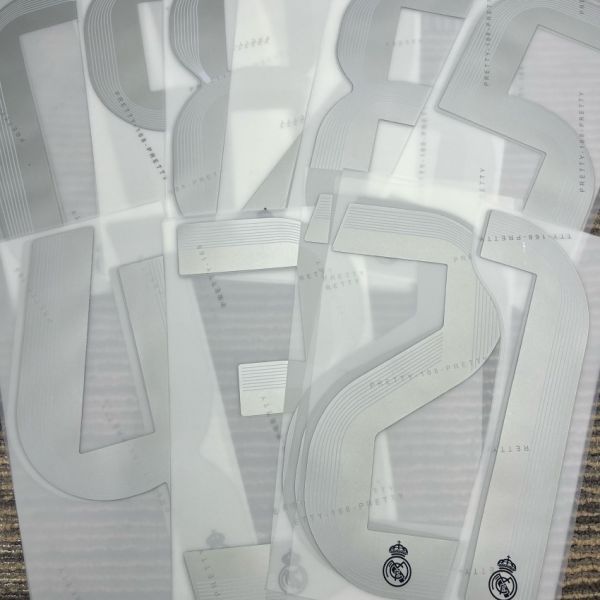 Logotipo de transferencia de calor personalizado con adhesivo sensible a la presión y múltiples colores disponibles para una durabilidad lavable a máquina