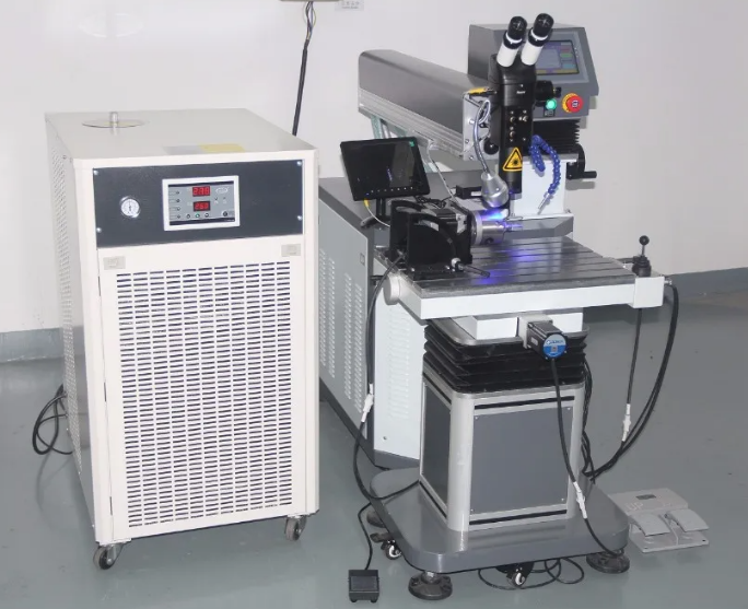 Máquina de soldadura láser de reparación de moldes de 220V 200W 400W para diversos materiales de acero