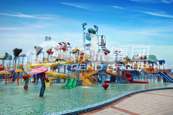 O grande equipamento do campo de jogos do aqua no waterpark projeta-se, jogos do parque do aqua
