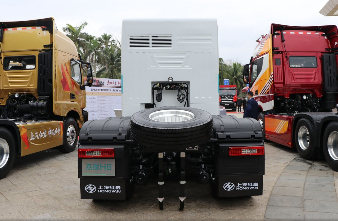 SAIC Hongyan Jishi 25T 6X4 Camión tractor eléctrico para camiones pesados Segmento 250kW Camión eléctrico energético en 2023