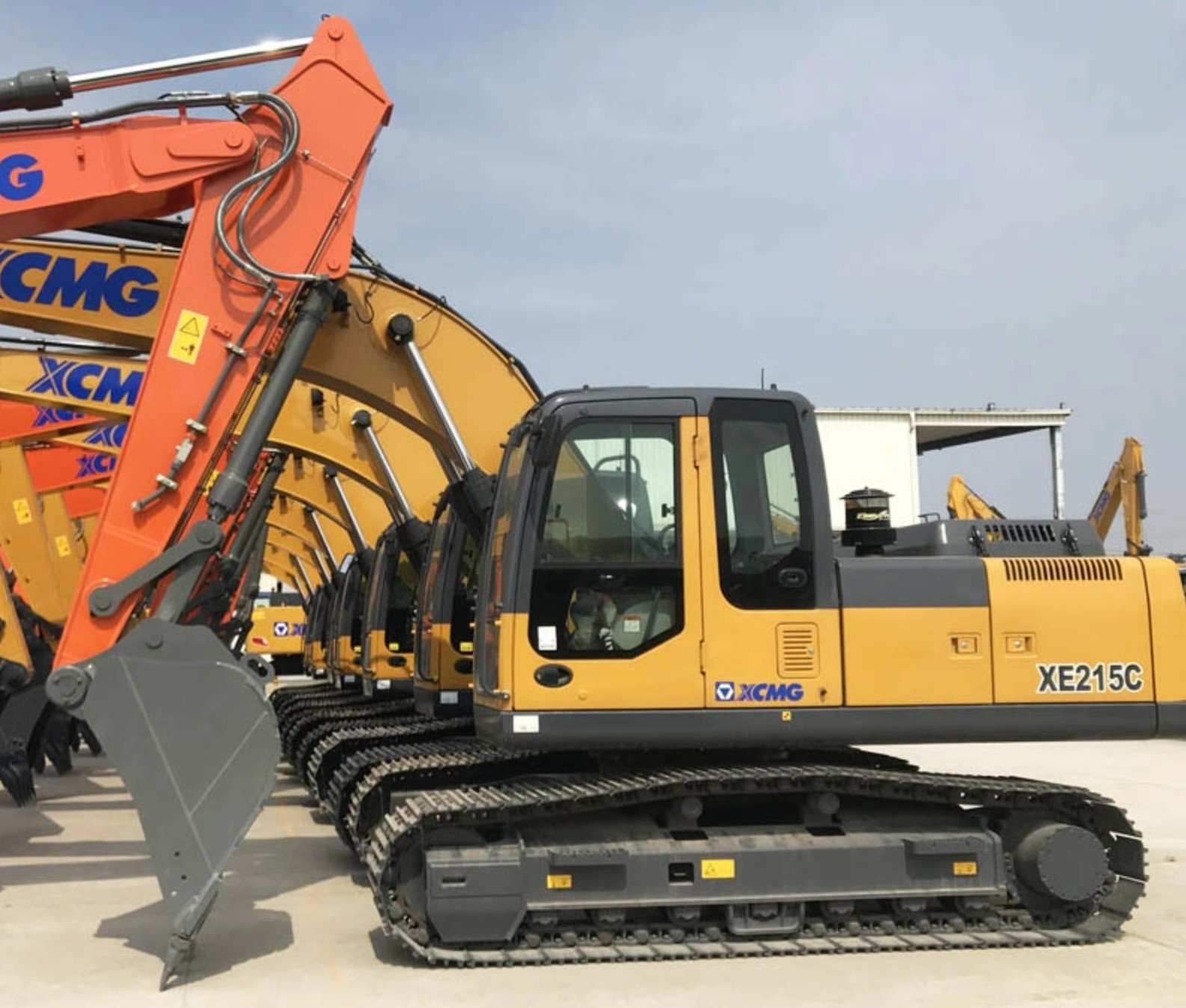 Оранжевый Использованный экскаватор XCMG XE215C Подержанные экскаваторы Kobelco