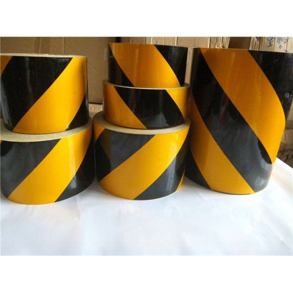 Black Yellow Adhesive PVC Reflective Tape Sticker 50MM Width 1-3 Years Lifespan CN FUJ