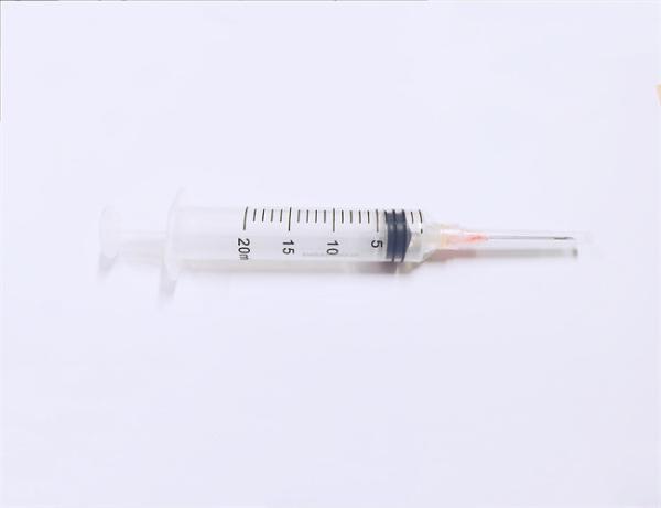 EO Sterilization Disposable Safety Syringe With Retractable Needle 2ml 3ml 5ml