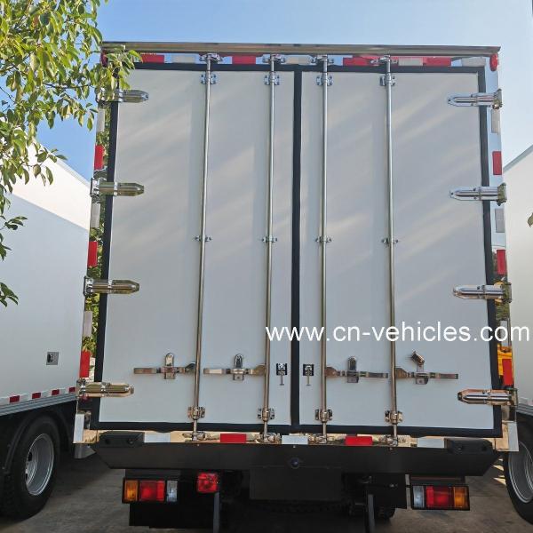 Isuzu 4X2 Light Duty Mini Refrigerated Truck , Refrigerated Wagon For Meat / Fish Transport