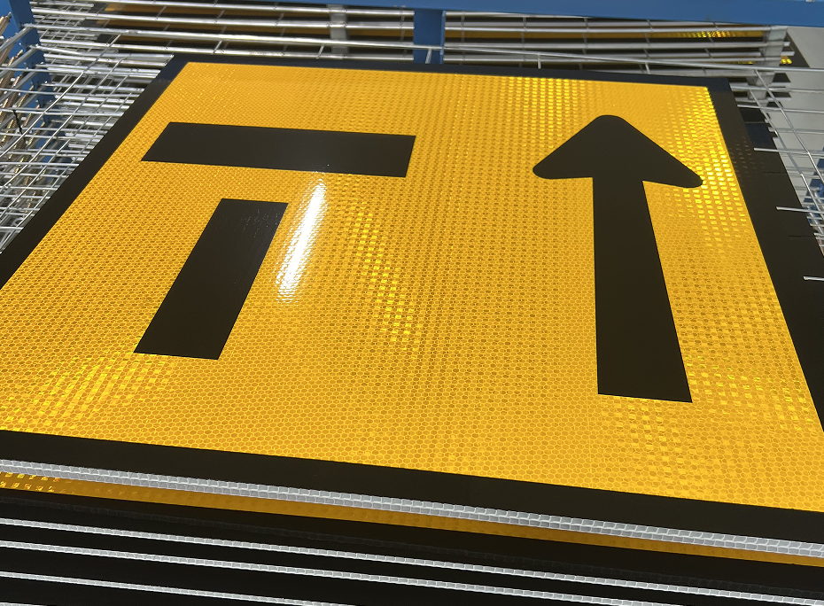 Solar Powered LED Warning Directional Chevron Traffic Sign for Road Safety