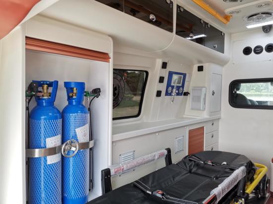 Gasoline Mercedes Benz Ambulance 7 Seat Front Mounted 4×2 Automatic Transmission