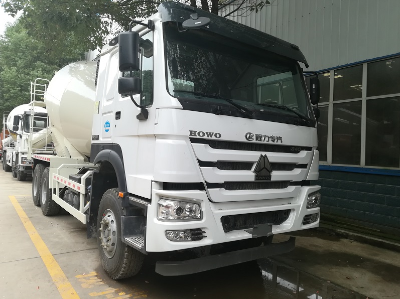 ZF8118 Hydraulic Steering Howo Concrete Mixer Truck 371hp Euro 2 400L Fuel Tank