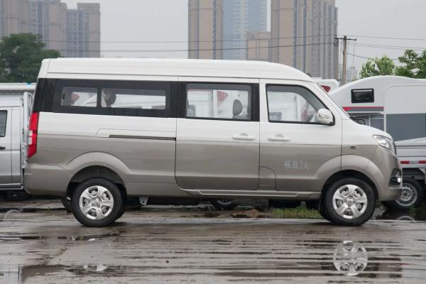 Autocarro pequeno usado Jinebei X30L 7 lugares Motor de óleo Minivan comercial LHD