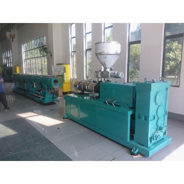 Пластиковая повторно используя линия машина штранг-прессования трубы PVC производства