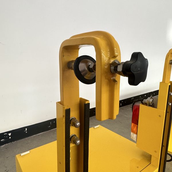 Energy Absorbing Barrier Mobile Barrier Truck For Roadside Safety