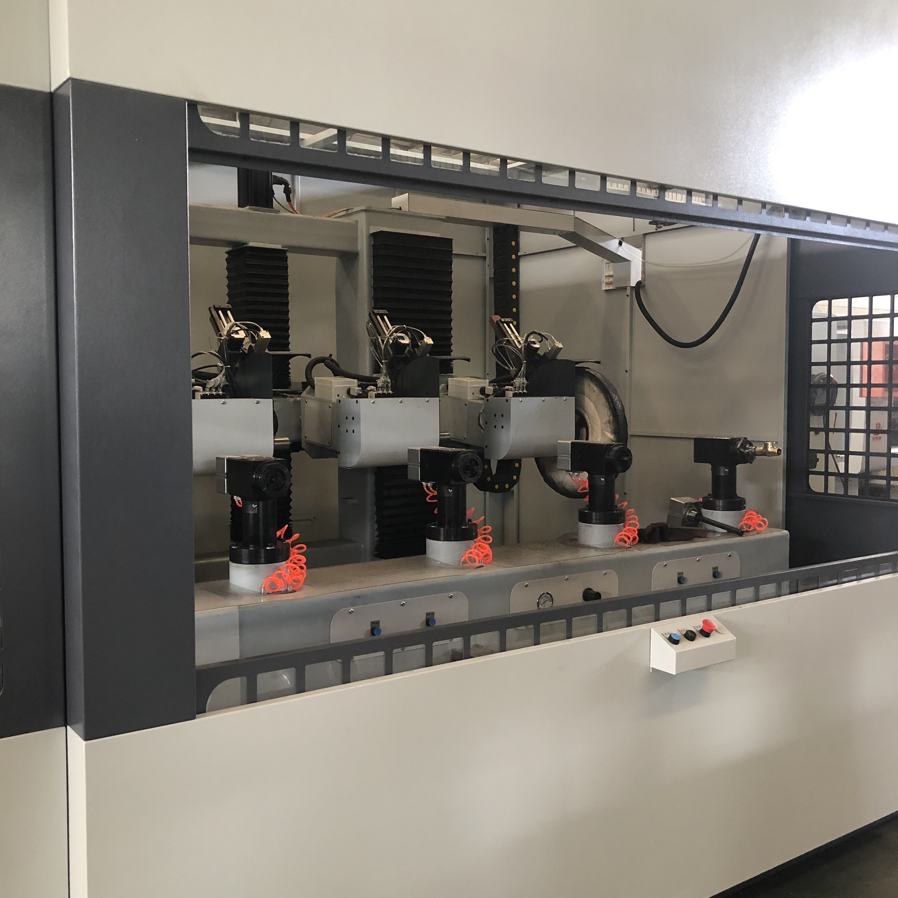 Высокоскоростная машина CNC полируя легкая для того чтобы работать и поддерживать для полировать металла