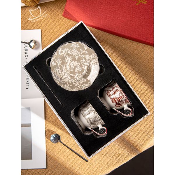 Элегантная керамическая чашка и тарелка для кофе