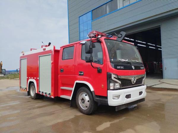 Le camion de pompiers en mousse de 12 t dispose d'un réservoir d'eau et d'une fonction de lutte contre l'incendie qui convient à la lutte contre les incendies d'huile et autres incendies d'huile