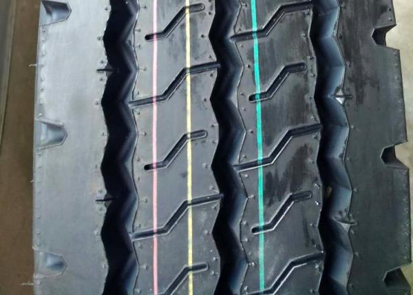 Three Rib Grooves Highway Truck Tires Widen Tread Excellent Wear Resistance