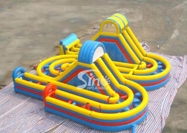 O anúncio publicitário exterior caçoa o campo de jogos inflável gigante do curso de obstáculo para o divertimento