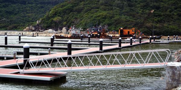 オーダーメイド 浮遊ドック 海上 アルミニウム 歩道 ランパ UHMW ローラーとハンドレール