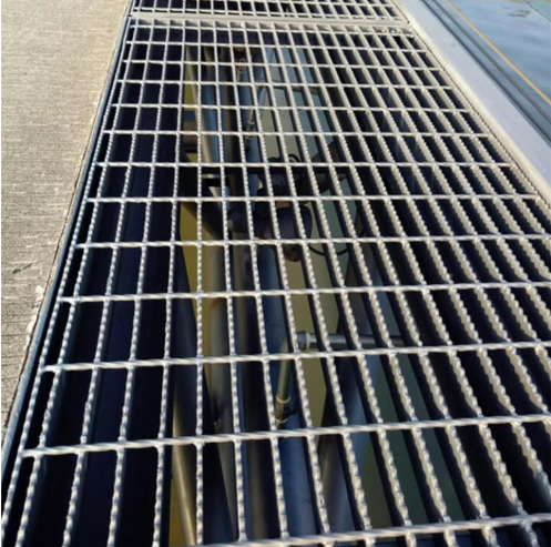 Hot Dipped Galvanized Steel Grating with 30X5 Steel Bar in Serrated or Plain Finish
