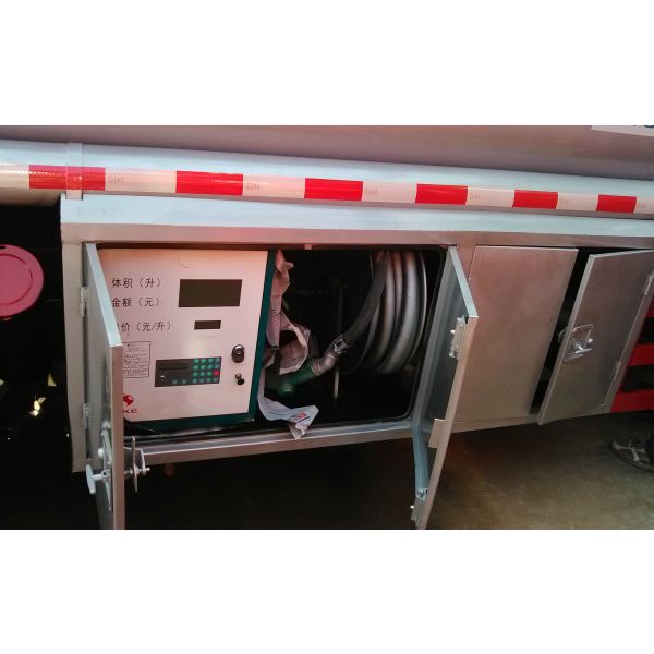 Автоцистерна нефти стали углерода К235, дизельная тележка доставки для танка Рефиллер масла ИСУЗУ