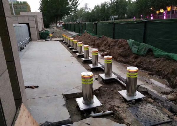 Traffic Safety Automatic Retractable Bollards 304 / 316 SS Bollard With 6mm - 10mm Thickness