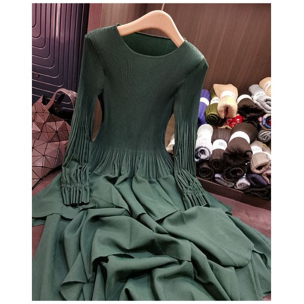 Women's High-End Elegant Pleated Cake Skirt Dress Age-Reducing Ruffle Casual Style Floor-Length Chiffon Long-Sleeved Neck