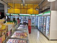 O refrigerador ereto da exposição da bebida da loja automático degela cinco PCes pela porta