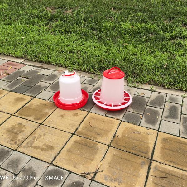 Alimentação moderna de aves de capoeira de plástico grosso resistente capacidade durável 2,5L