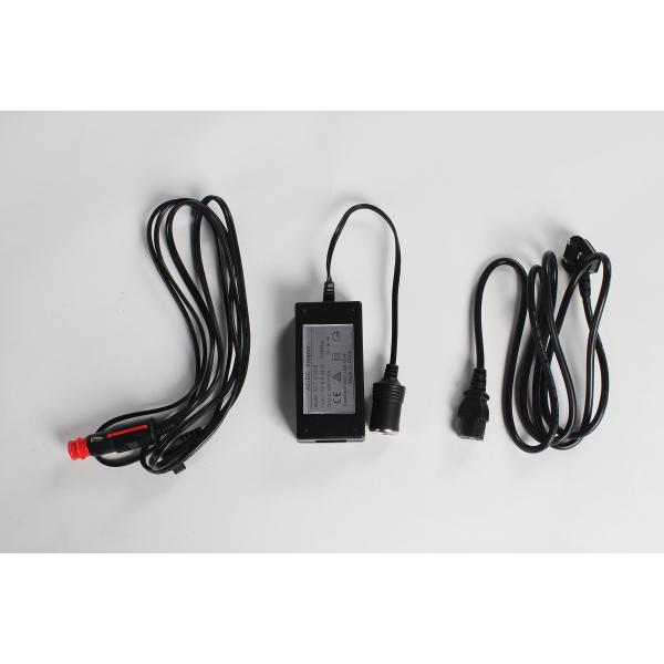 Холодильник серого цвета 50W 12V 42L установленный автомобилем