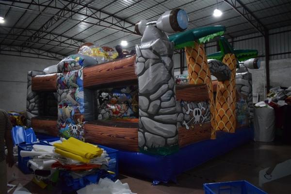 Castelo inflável comercial com tema de pirata com escorrega clássico CE UL SGS