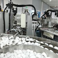 Machine d'assemblage automatique de capuche de lait avec matériau épais pas facile à endommager