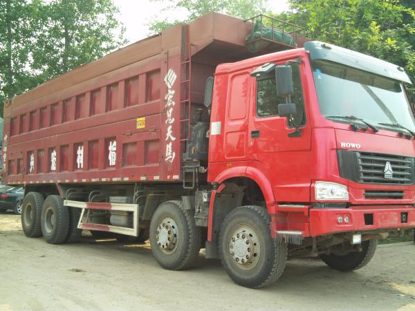 Howo Strong Frame Single Axle Heavy Duty Commercial Trucks Left Steering 12 Wheels 8x4 Drive Type Red