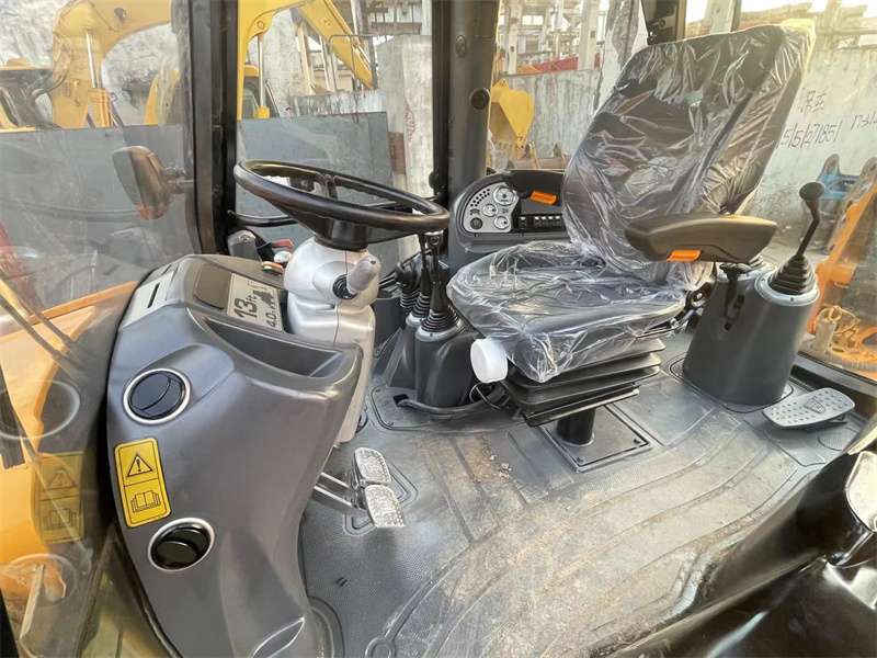 Использованная буровая установка JCB 3CX Использованная буровая установка JCB на колесах В хорошем состоянии