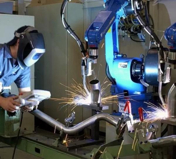 Yaskawa Motoman AR1440 With Welder RD350 With Industrial Welding Robot System